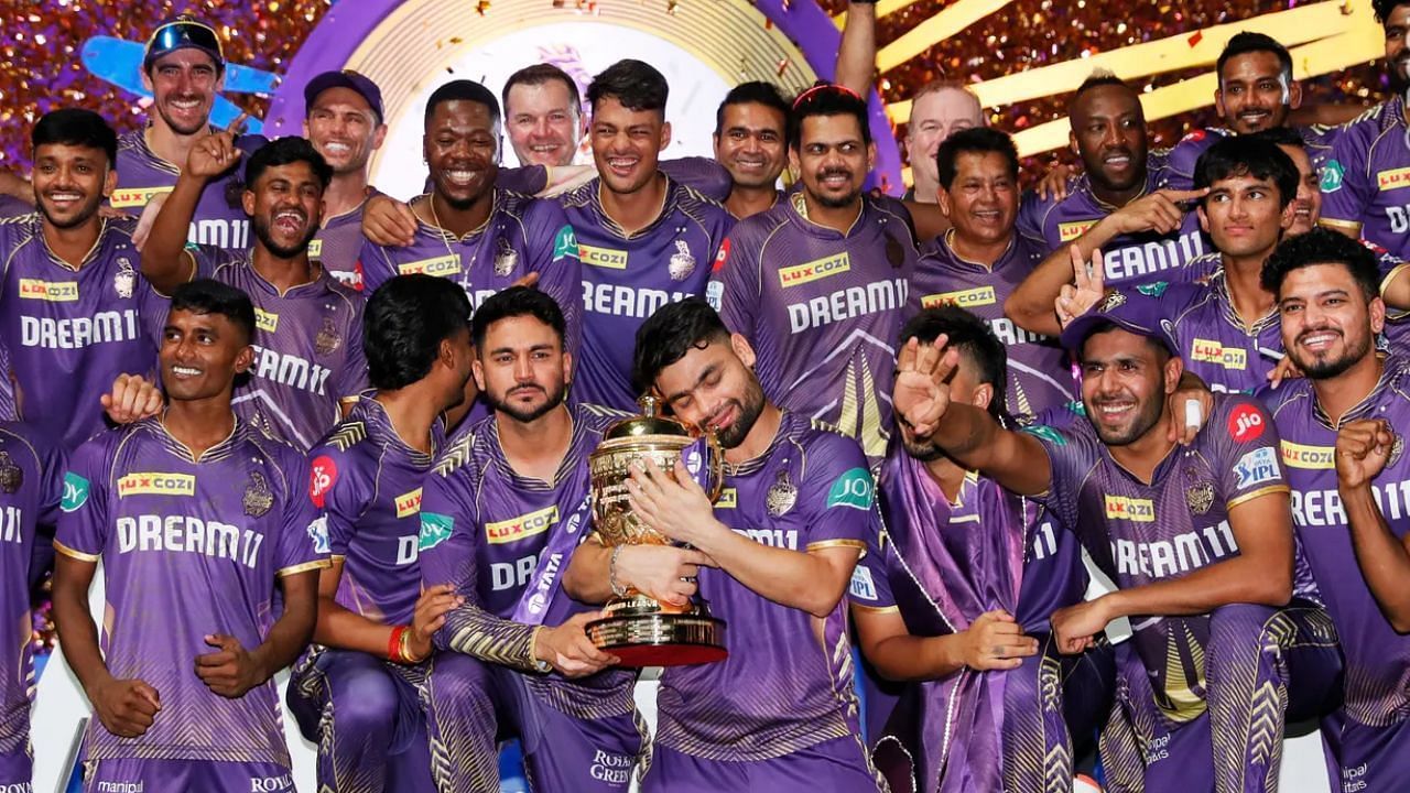 केकेआर की टीम ट्रॉफी जीतने के बाद (Photo Credit: IPL Website)